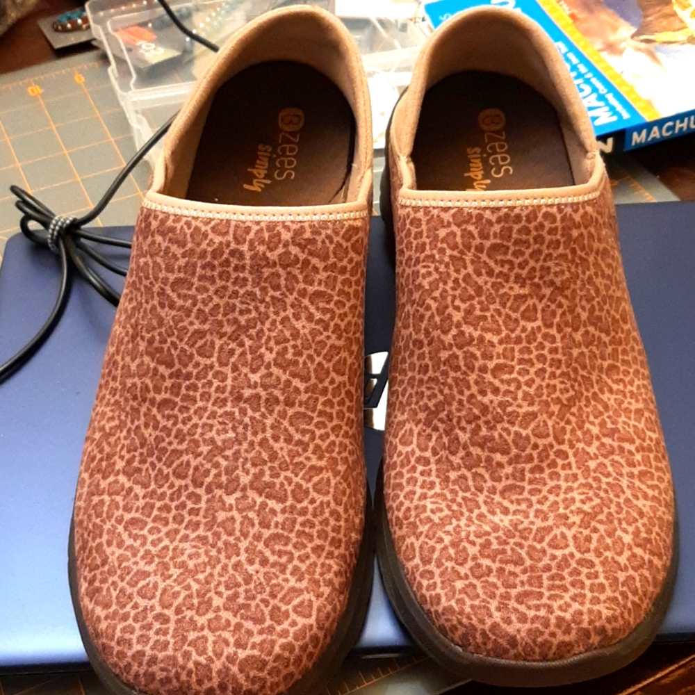BZees slip on shoes